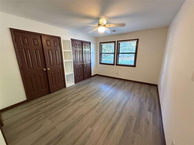Building Photo - 1702 Pine Tree Dr