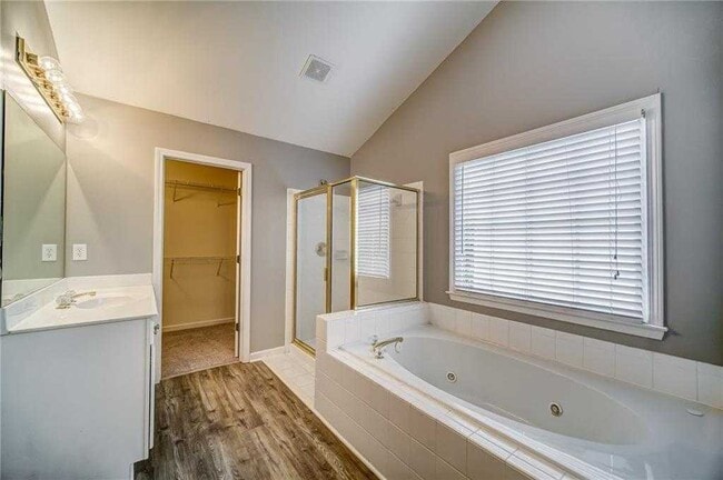 Building Photo - 716 Parkside Dr