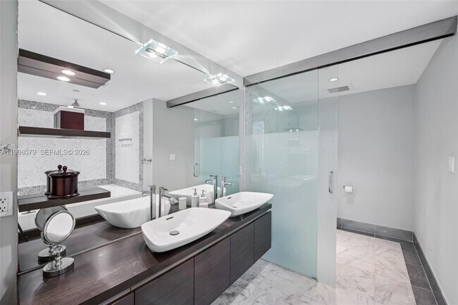 Building Photo - 200 Biscayne Blvd Way