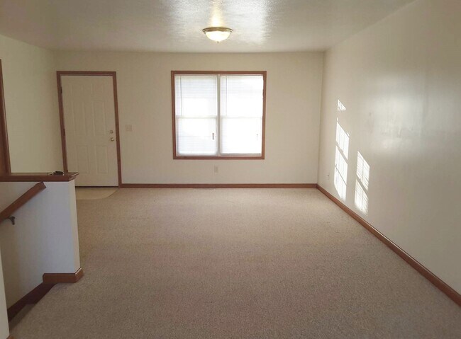 Building Photo - 3 Bedroom 2 Bathroom Single Family Home in...