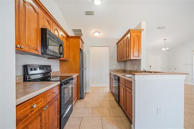 Building Photo - 2370 Pine St