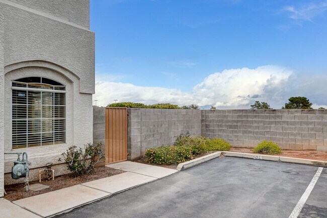 Building Photo - Spacious Townhome w/large yard! Near Summe...