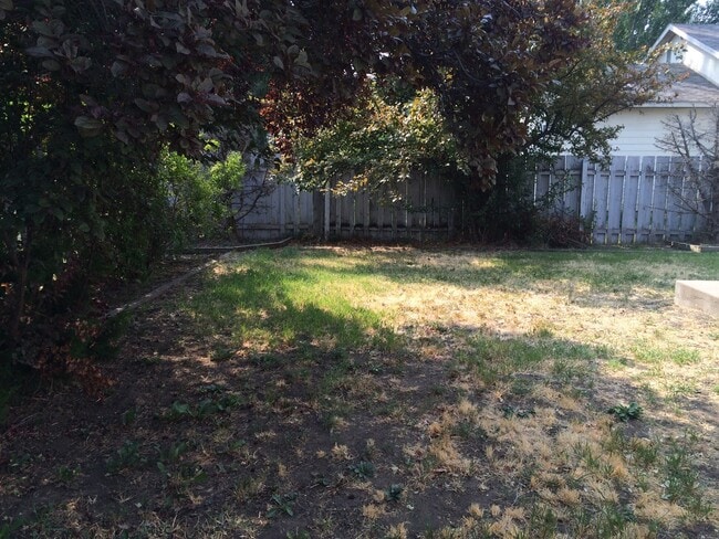 Building Photo - 4 Bedroom Home Under Radio Hill