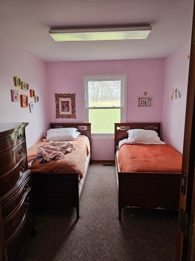 Building Photo - 724 Petite Lake Rd