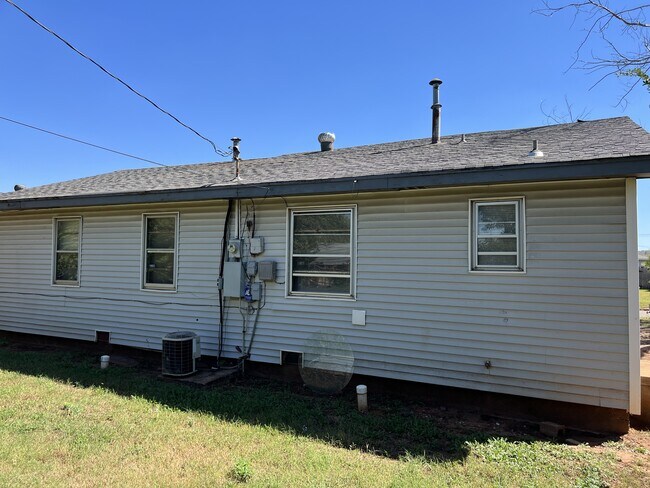 Building Photo - 605 SE 72nd St