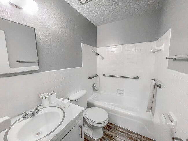 Building Photo - Leasing Special** No Deposit!