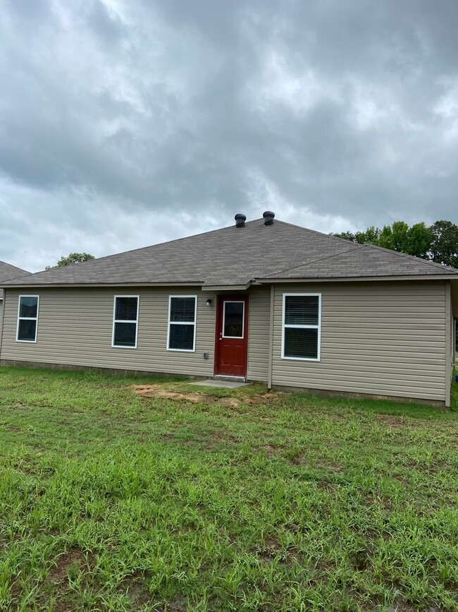 Building Photo - *Pre-leasing* Four Bedroom | Two Bath Home