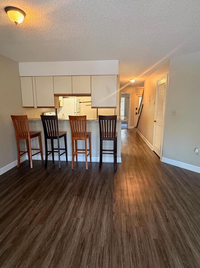 Building Photo - 304 Westlake Ct