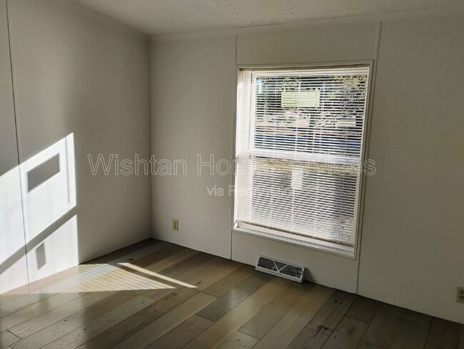 Building Photo - 120 Evergreen St