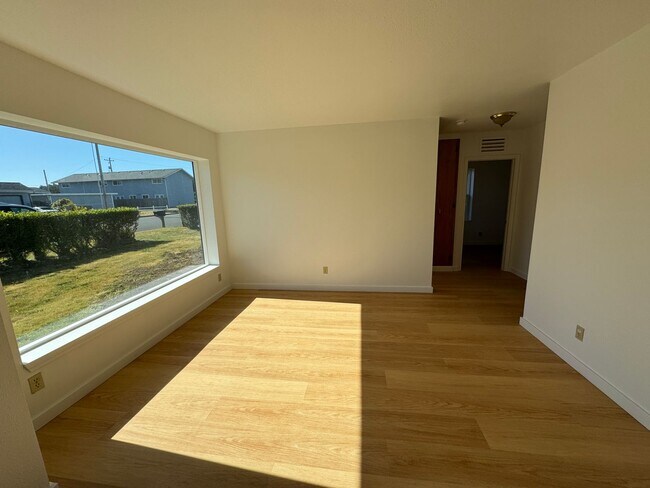 Primary Photo - Adorable two bedroom cottage in Newport!