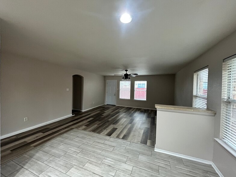 Building Photo - 10445 Hideaway Trl