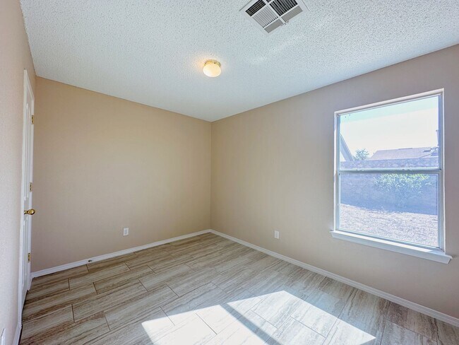 Building Photo - East 3 Bdrm 2 Bath