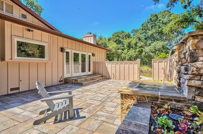 Building Photo - Luxury Living in Corral de Tierra!
