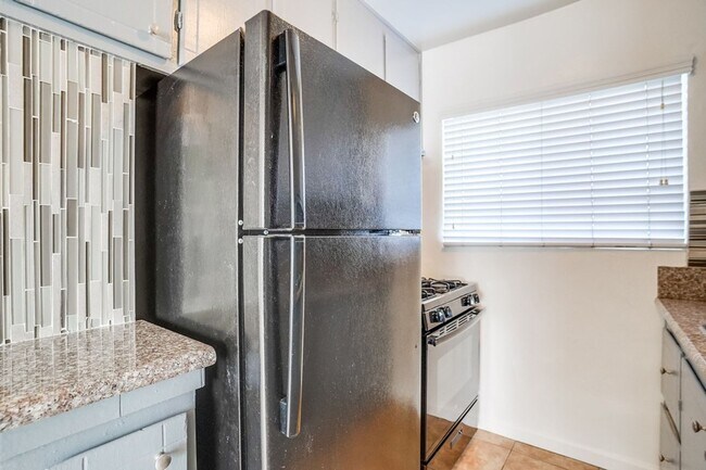 Building Photo - 2425 S Ridgeley Dr