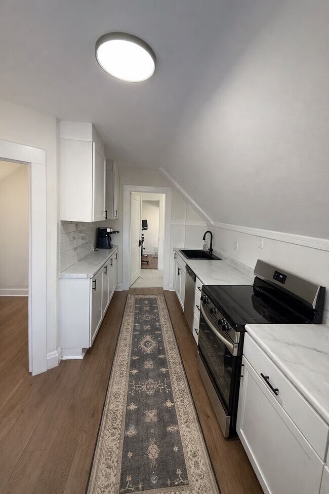 Building Photo - Fully Furnished 1BR + Office | Travel Nurse Ready | 30+ Day Stays Near Milwaukee