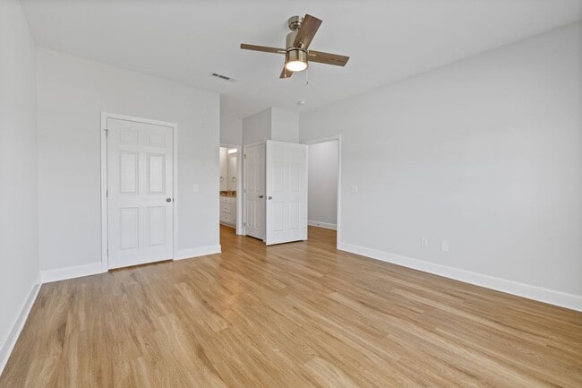 Building Photo - Stunning Newer Townhouse