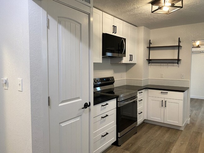 Building Photo - Remodeled Cottage