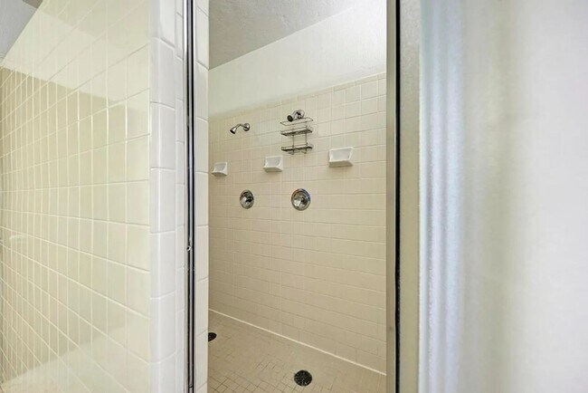 Building Photo - Spacious 14-Bedroom Property Ideal for Gro...