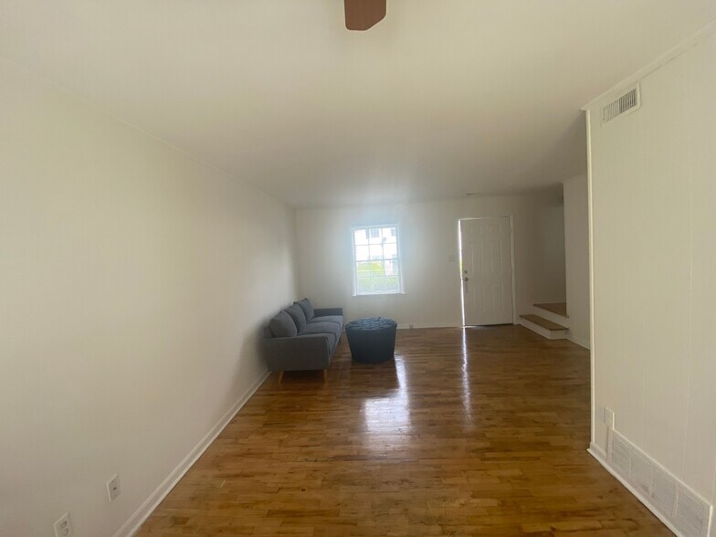 Building Photo - Room in Apartment on Greenbriar Rd
