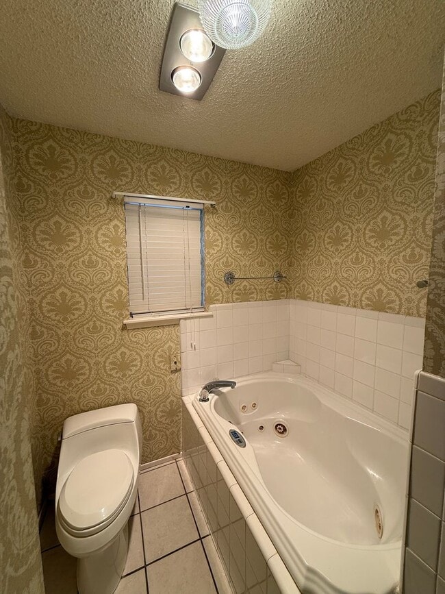 Building Photo - 3 Bed 3 Bath spacious home, with extra craft room, Lovely Backyard