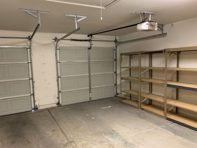 Building Photo - SINGLE STORY WITH A 3 CAR GARAGE IN HENDERSON!!!!