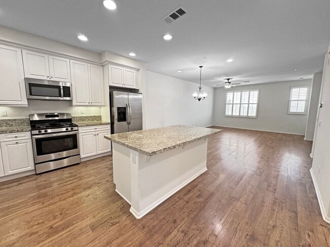 Building Photo - Spacious 3Bd/3.5Ba Home With Views and All...