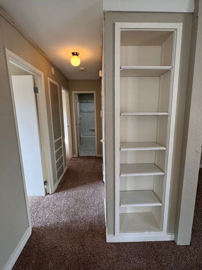 Building Photo - 3 bed, 1 bath home for rent in Moore near Santa Fe and NW 27th Street, New paint, and flooring!