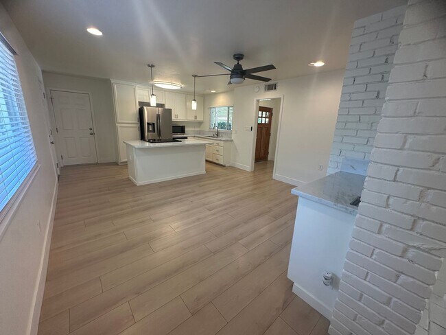Building Photo - 9101 Rosewood Dr