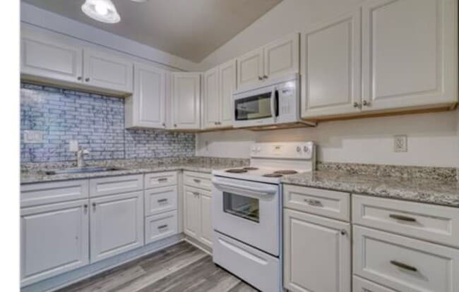 Building Photo - Stunning Newly Renovated 2 Bedroom 1 Bathroom