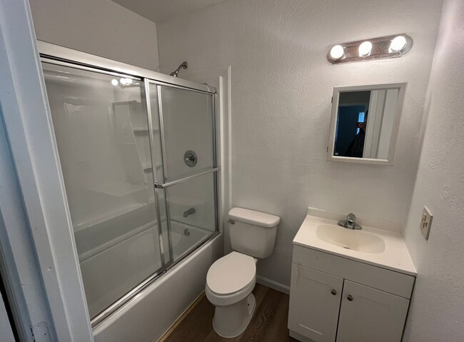 Building Photo - 402 Bissell Ave