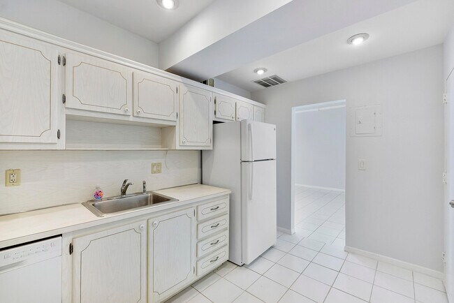 Building Photo - 2851 S Ocean Blvd