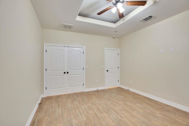 Building Photo - 118 N Buckhorn Dr