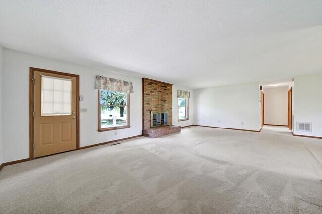 Building Photo - Lovely 3 Bed 2 Bath Ranch Home on Large Lot!