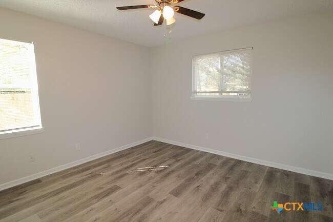 Building Photo - 906 S 23rd St