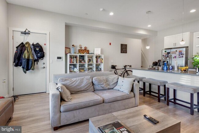 Building Photo - 385 Martin St