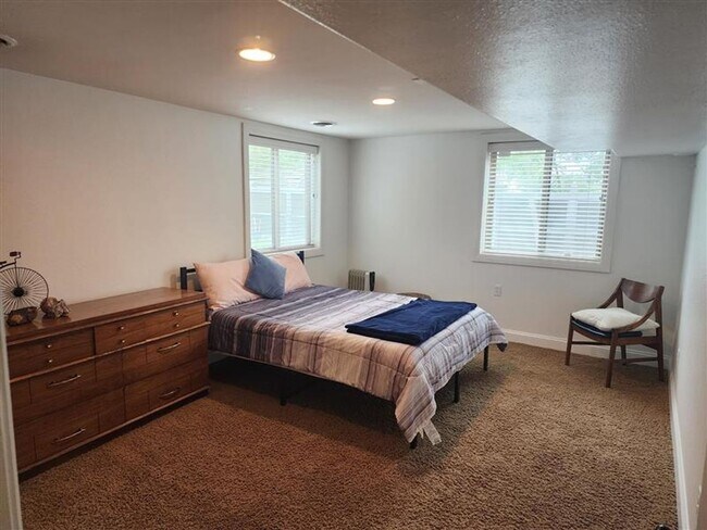 Building Photo - r2911