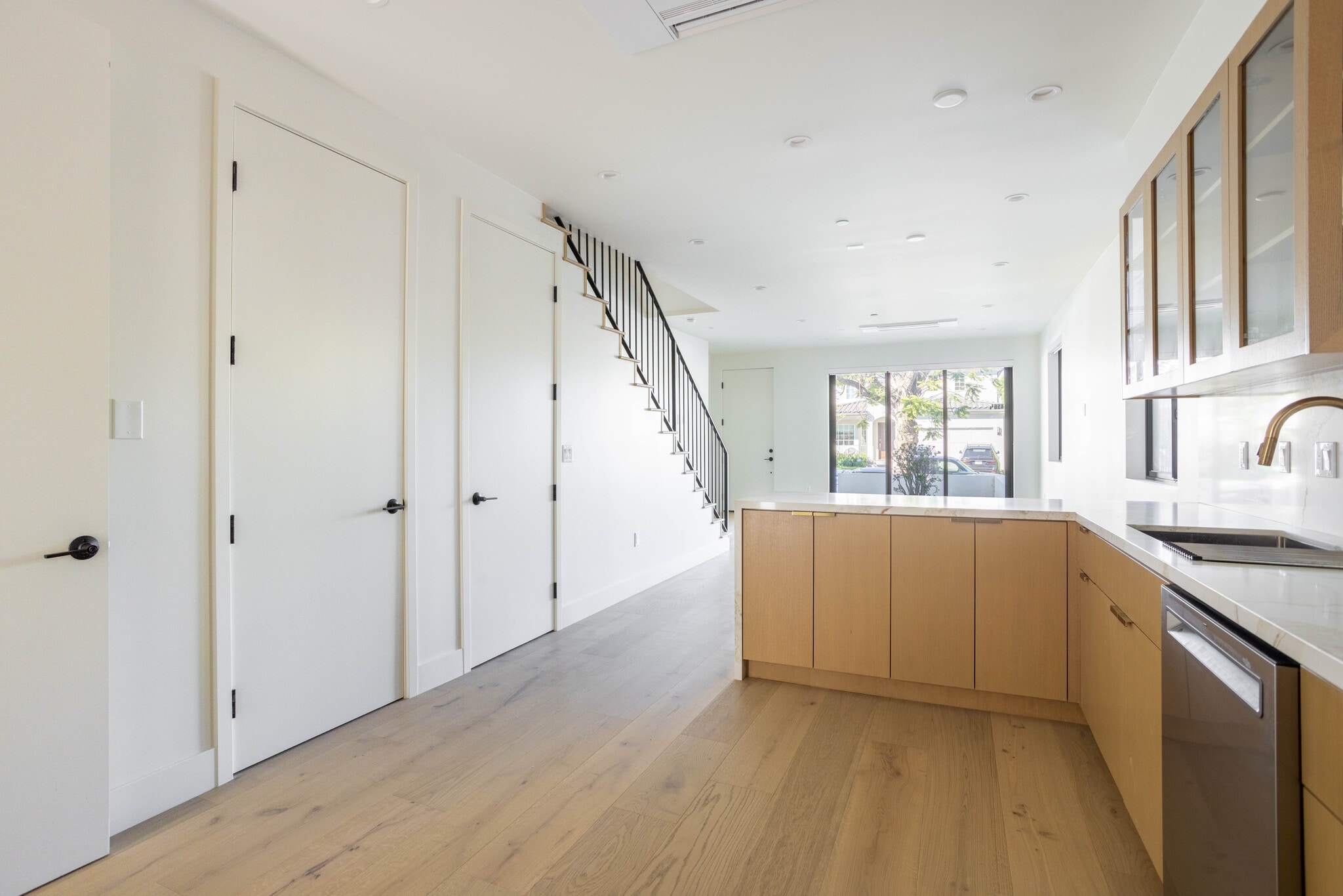 Building Photo - 456 N Poinsettia Pl