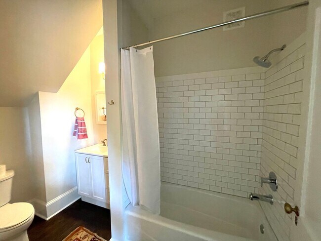 Building Photo - Renovated Historic One Bedroom Apartment D...