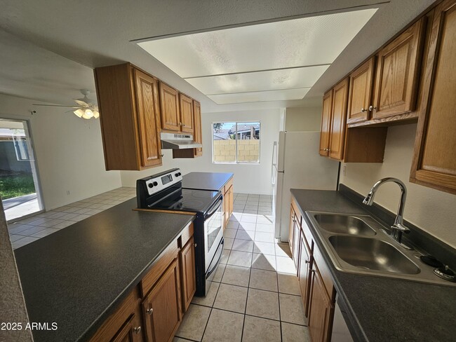 Building Photo - 513 N Apache Dr