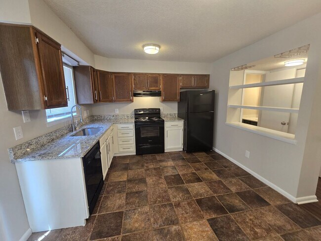 Building Photo - Stylishly Renovated End-Unit Townhome with Easy Raleigh Access