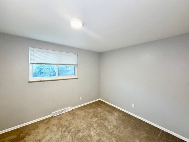 Building Photo - 387 S Queen Cir