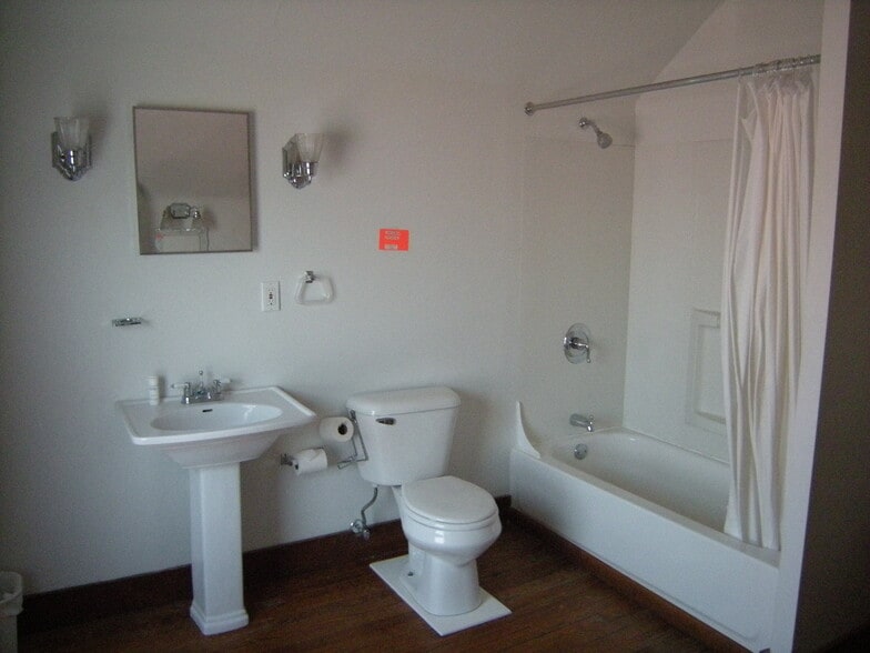 3rd Floor Bathroom - 526 Riddle Rd