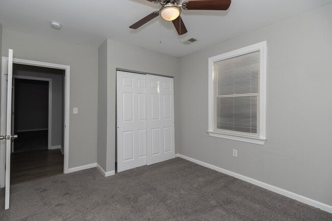 Building Photo - Beautiful 4 Bedroom 2 Bathroom Home in Kansas City!