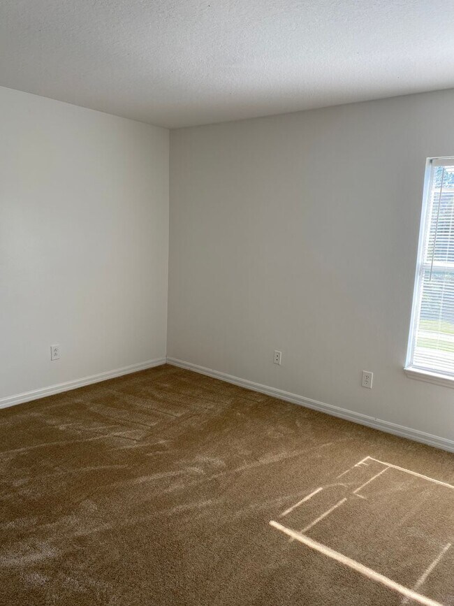 Building Photo - Large home in gated community of Aviana Resort