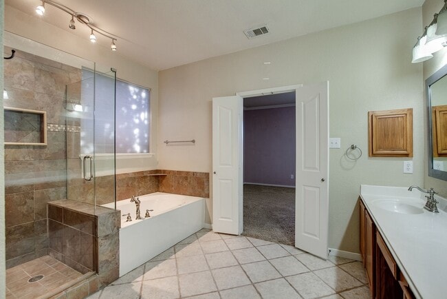 Building Photo - 4 bed Golf community for lease!