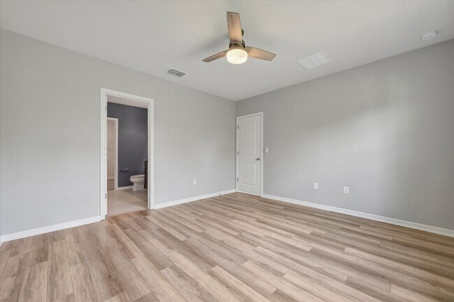Building Photo - RENT SPECIAL - Half Month Rent Free for 8/...