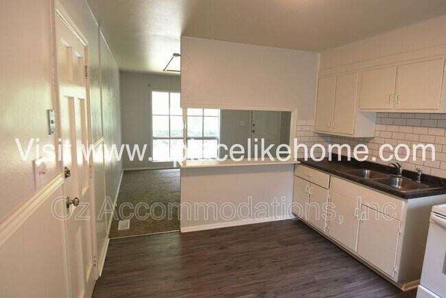 Building Photo - 5010 Valley Ln