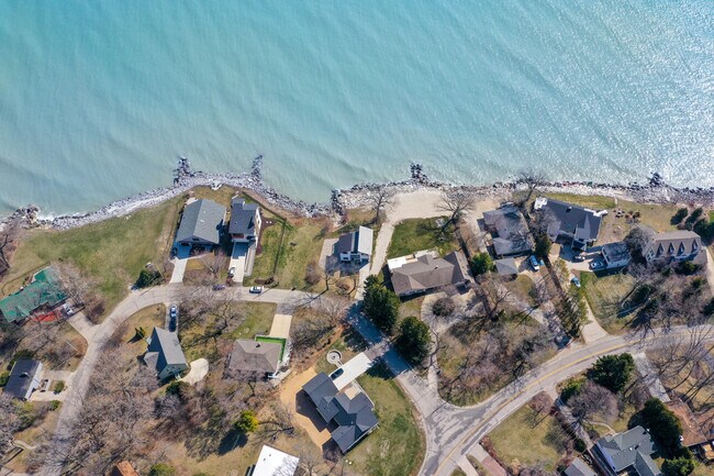 Building Photo - 8609 Lakeshore Dr