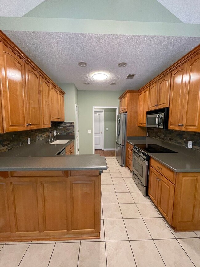 Building Photo - Rare Find in Henderson Golf Community!