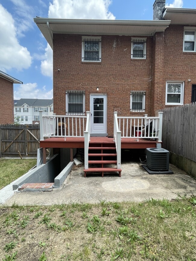 Building Photo - 821 Maury Ave
